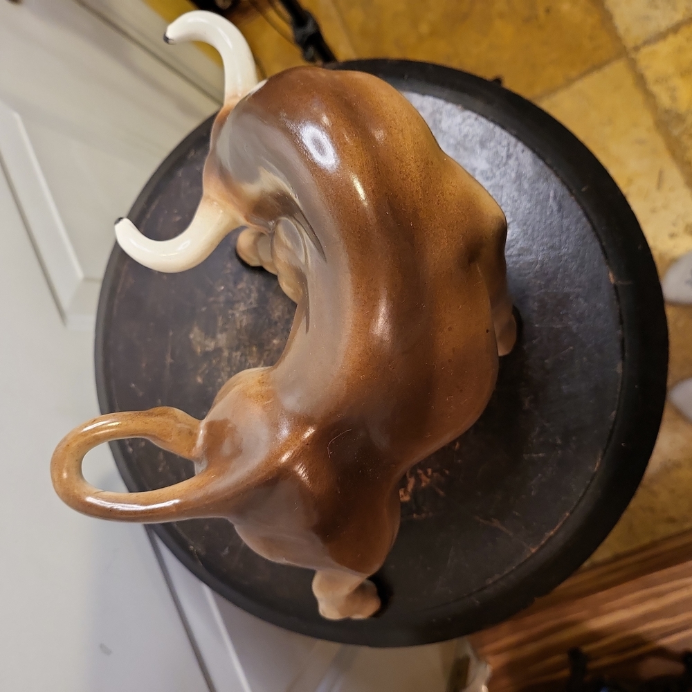 Mid Century Modern Pair of Ceramic Bulls Black and Brown - Picture 12 of 16